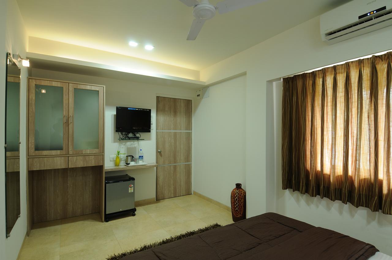 Hotel Crystal Mumbai Exterior photo