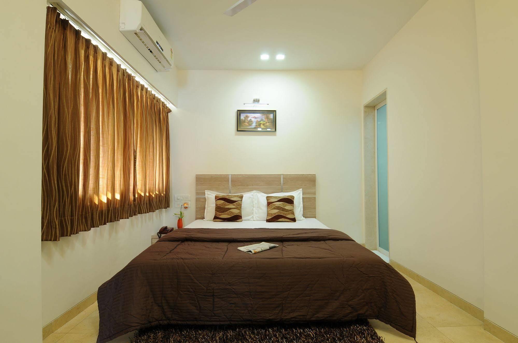 Hotel Crystal Mumbai Exterior photo