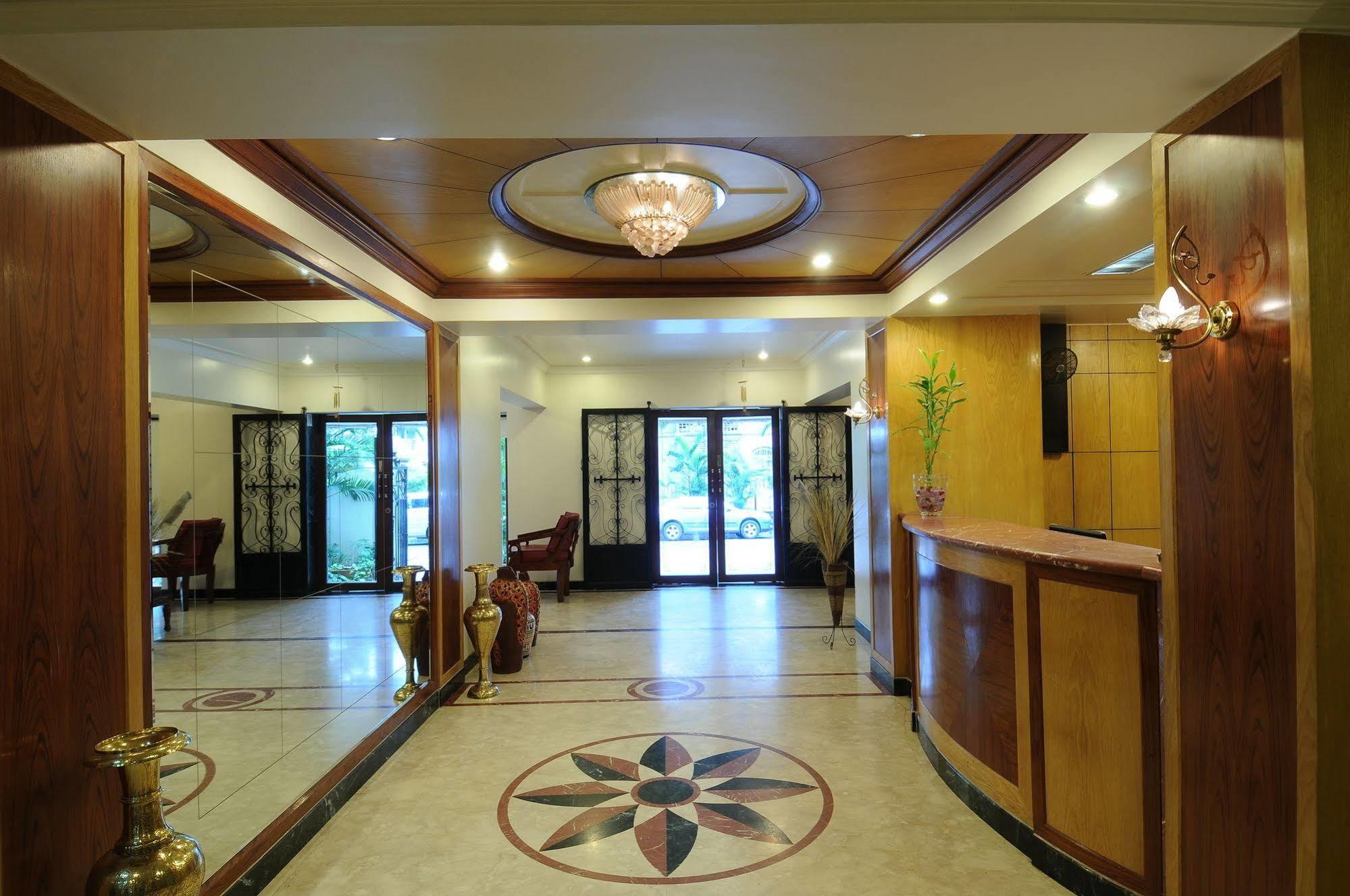 Hotel Crystal Mumbai Exterior photo