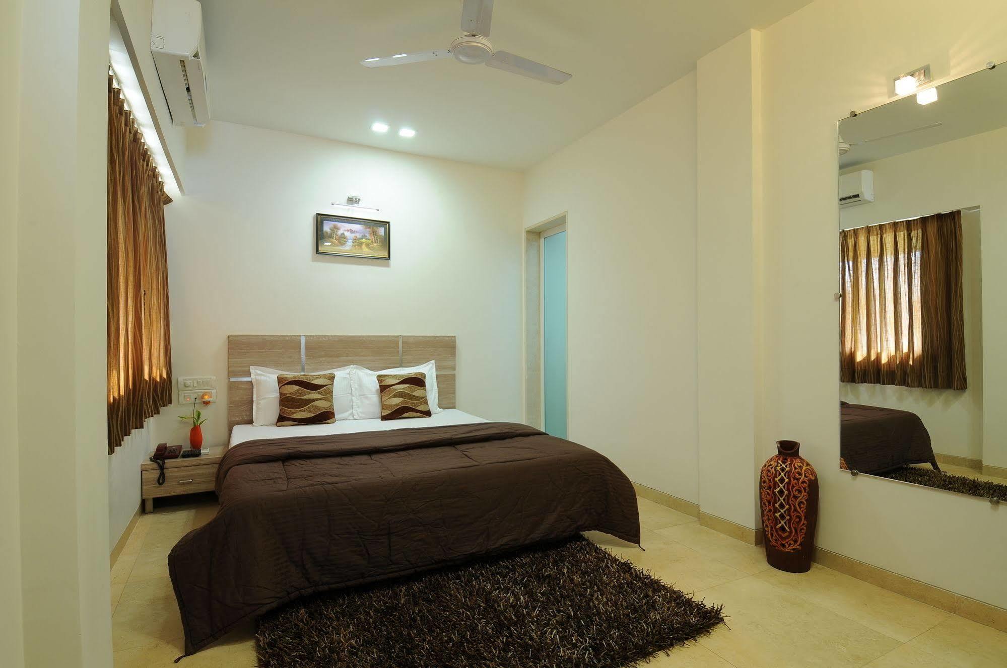 Hotel Crystal Mumbai Exterior photo