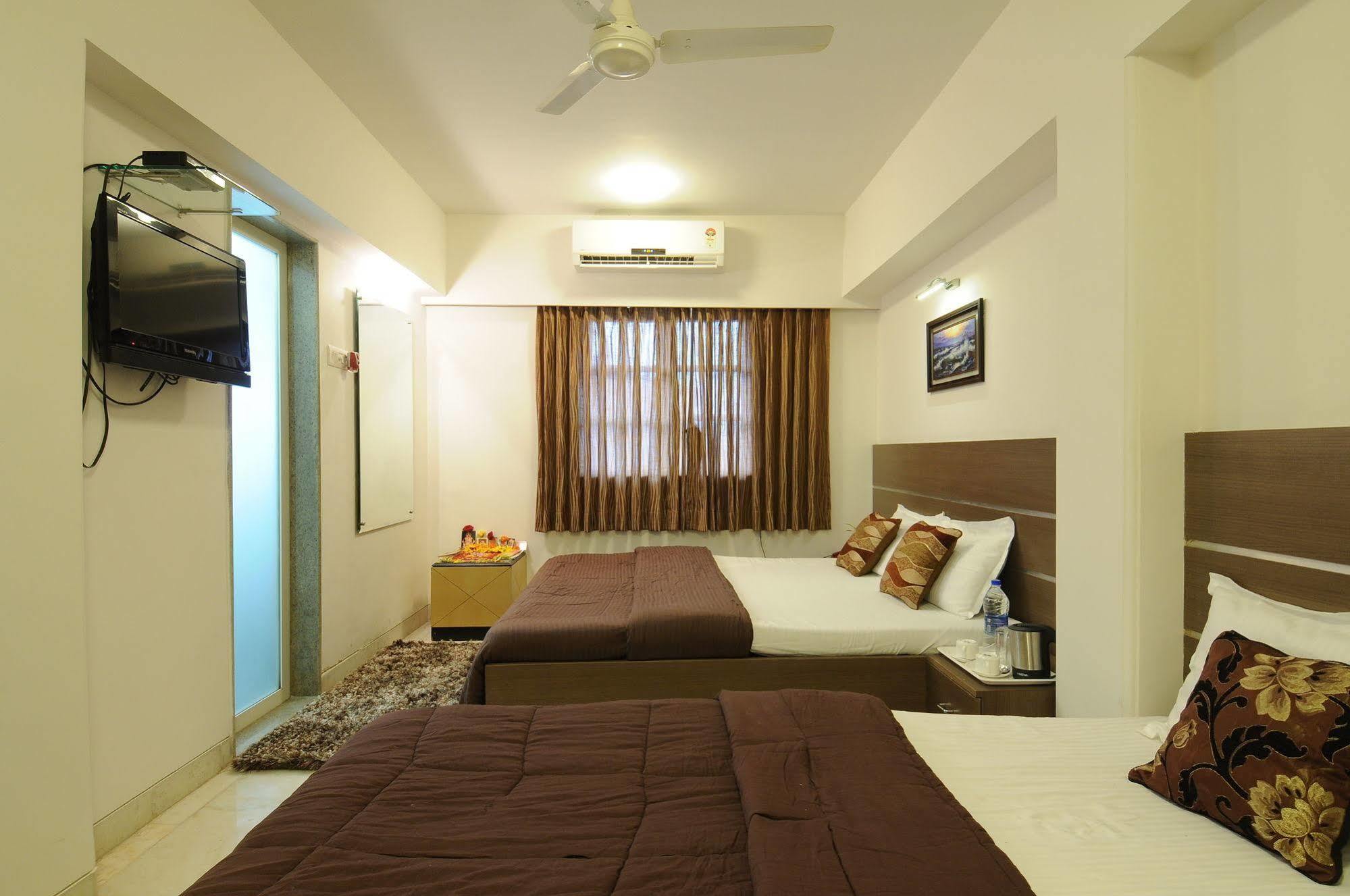 Hotel Crystal Mumbai Exterior photo
